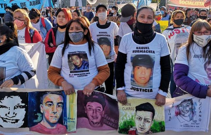 Los retratos fueron incorporados en una bandera.