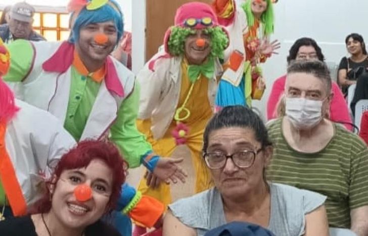 Cantos, bailes y juegos se pueden observar en la sala de espera.