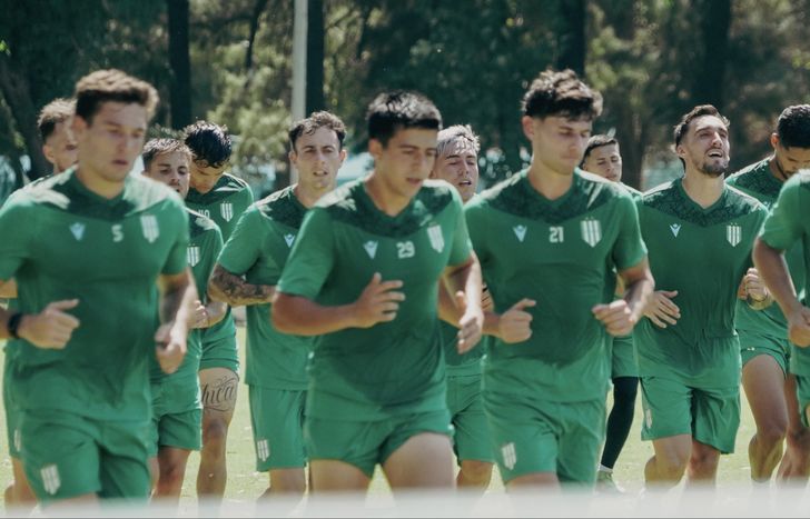 El plantel de Banfield entrena en el predio de Luis Guillón.