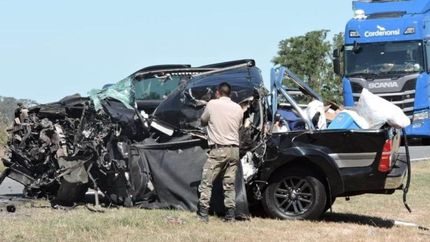 Así quedó la camioneta en la que viajaban los vecinos de Banfield.