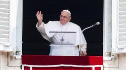 El papa Francisco reapareció ante miles de fieles que se acercaron al Vaticano.