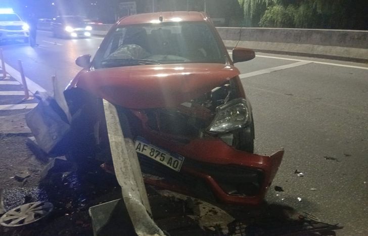 Así quedó el auto chocado por la camioneta.