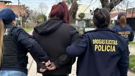 Personal de Drogas Ilícitas de Lomas se llevó detenida a la mujer, apodada La Colo. Personal de Drogas Ilícitas de Lomas se llevó detenida a la mujer, apodada La Colo.