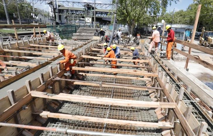 Las cuadrillas están hormigonando el puente ferroviario.