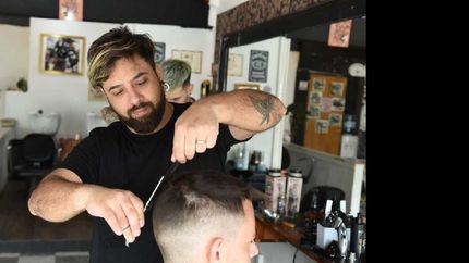 lomas: le corta gratis el pelo a los chicos de bajos recursos