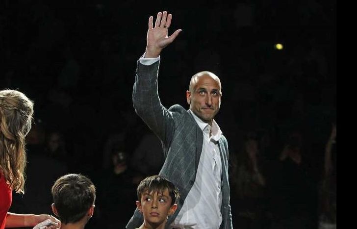El argentino se convirtió en el noveno ex jugador en recibir la distinción de retiro de su camiseta de San Antonio.