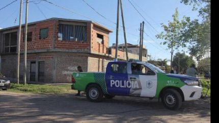 Los vecinos advirtieron la presencia de dos hombres en la casa del Policía.