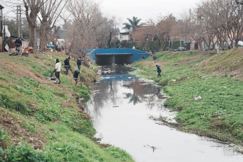 Los operativos son con maquinaria pesada, botes y también de forma manual.