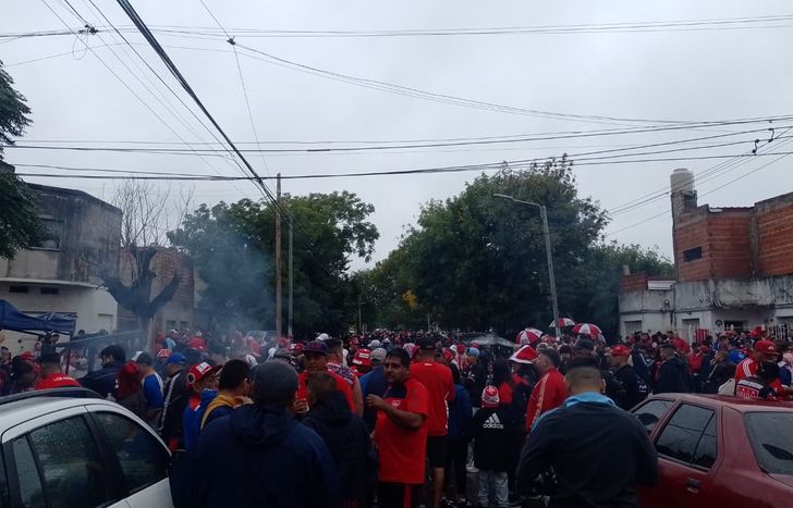 La gente de Los Andes en la previa del clásico ante Temperley.