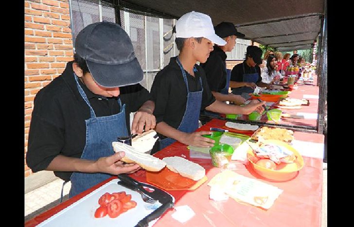 Los chicos armaron sándwiches de milanesa, como parte de una competencia.