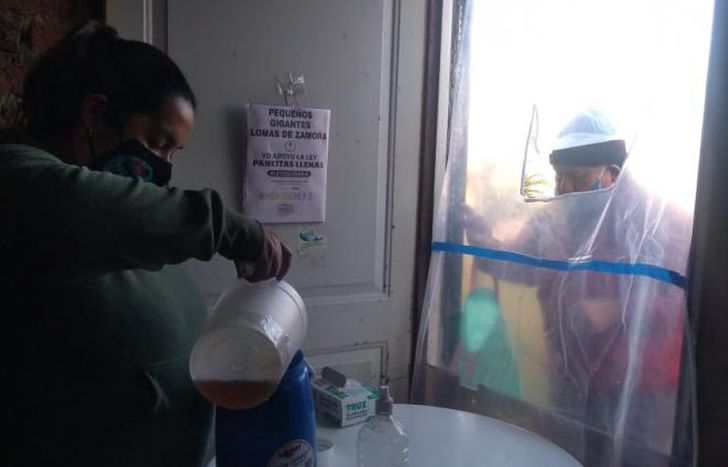 Pequeños Gigantes ayuda en el barrio y cuida a los vecinos.