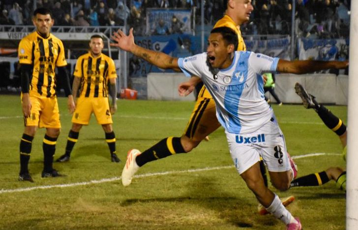 Emanuel Ibáñez celebra su gol en el triunfo de Temperley