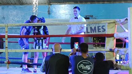 Camila recibe la felicitación de Ricardo.