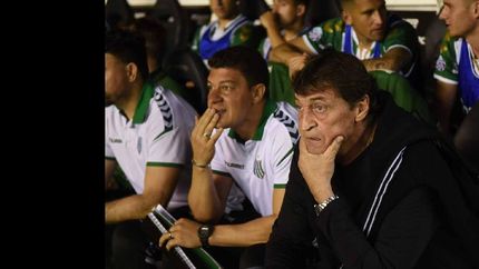 Battaglia, al lado de Falcioni, en el partido ante Independiente.