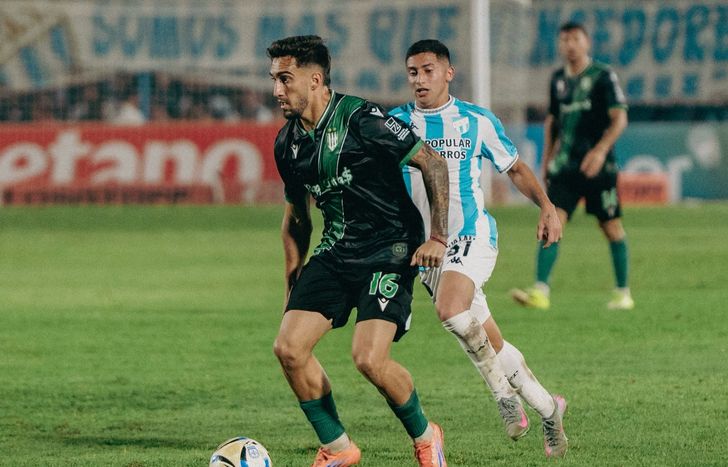 Mauro Méndez conduce un avance de Banfield.