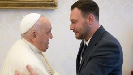 El Papa Francisco junto al presidente de Banfield, Matías Mariotto.