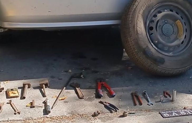 Les incautaron varias herramientas para robar ruedas.