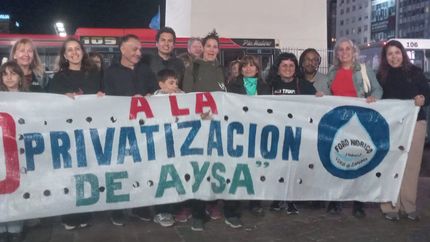 Nueva movilización en Lomas contra la privatización de AySA. Nueva movilización en Lomas contra la privatización de AySA.