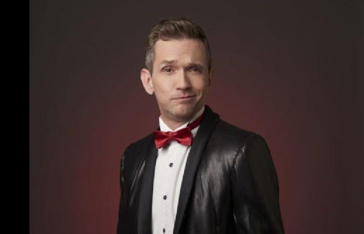 SALE A ESCENA EN EL TEATRIZ.