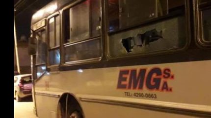 una joven denuncio que un chofer de colectivo la quiso secuestrar y que se salvo porque salto por la ventana