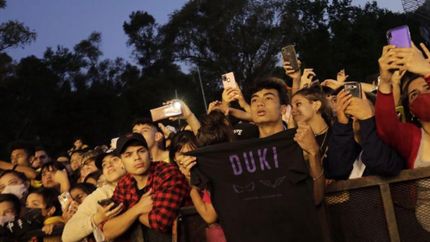 los vecinos de lomas cantaron y alentaron al ritmo de duki los vecinos de lomas cantaron y alentaron al ritmo de duki