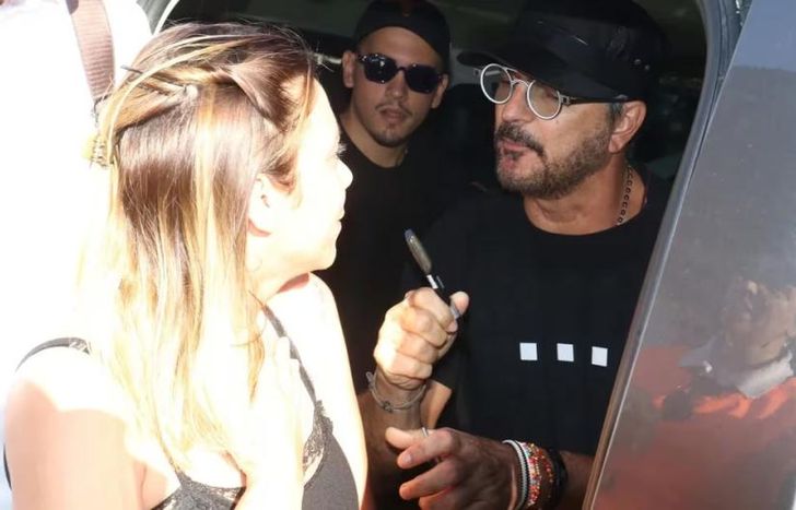 Ricardo Arjona junto a una fan.