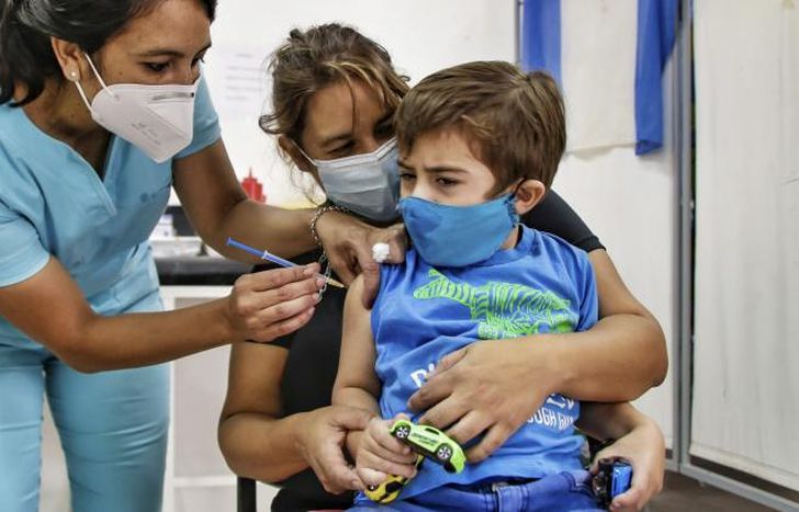 Con la Pfizer vacunan a los más pequeños.