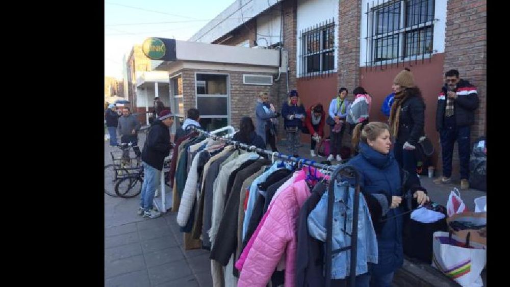 llevan abrigos y algo calentito para palear el frío.