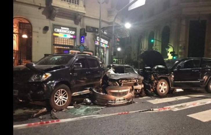 un transeúnte contó que los jóvenes descendieron de un taxi tras haber chocado contra un colectivo de la línea 103 en el cruce de 24 de Noviembre y Moreno.