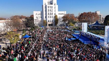 La Plaza Grigera, colmada de estudiantes.