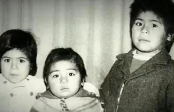 Mónica busca convertir el guion en película: para ello necesita que financien su proyecto.