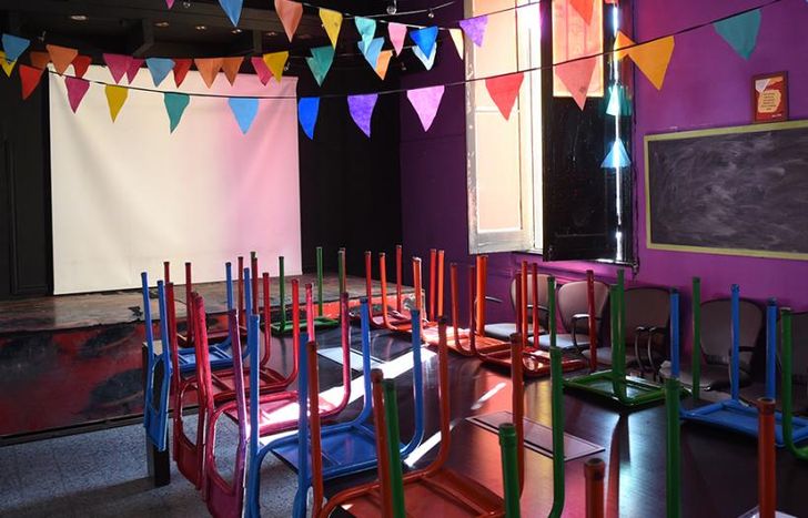 El espacio cuenta con un escenario para los ensayos y para distintos eventos.