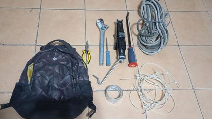 Las herramientas secuestradas en poder de los delincuentes.