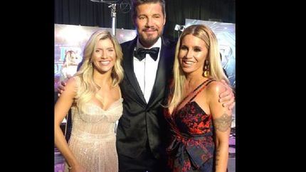 tinelli poso para las fotos