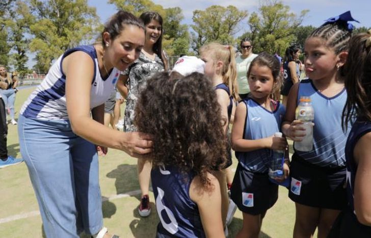 Las chicas recibieron camisetas, polleras pantalones y medias.