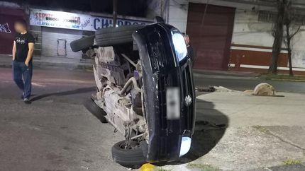 El vehículo terminó volcado sobre el cordón.