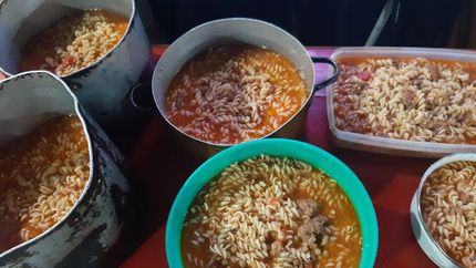 Quieren cocinar para más de 25 familias que lo requieren. Quieren cocinar para más de 25 familias que lo requieren.