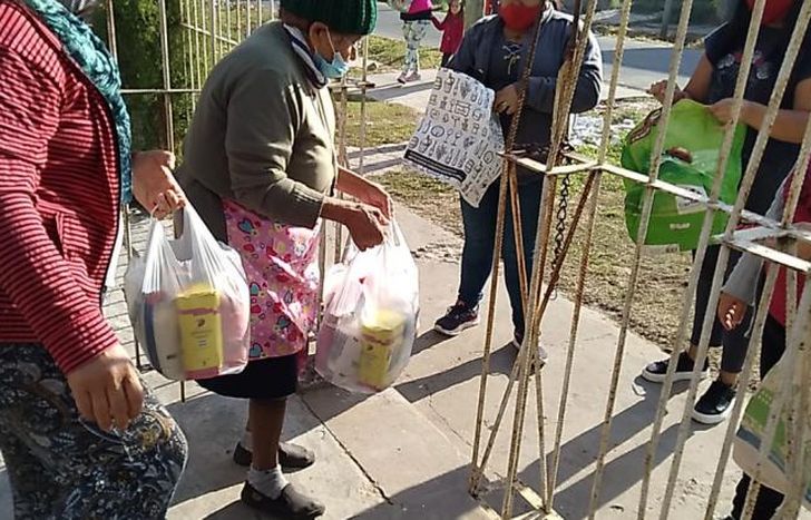 Entregan mercadería los miércoles y sábados a unas 30 familias.