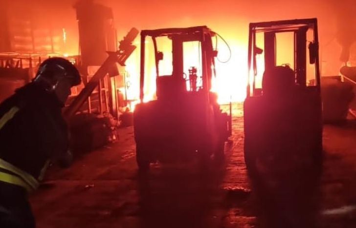 Bomberos de Lomas trabajaron una hora para apagar el incendio.