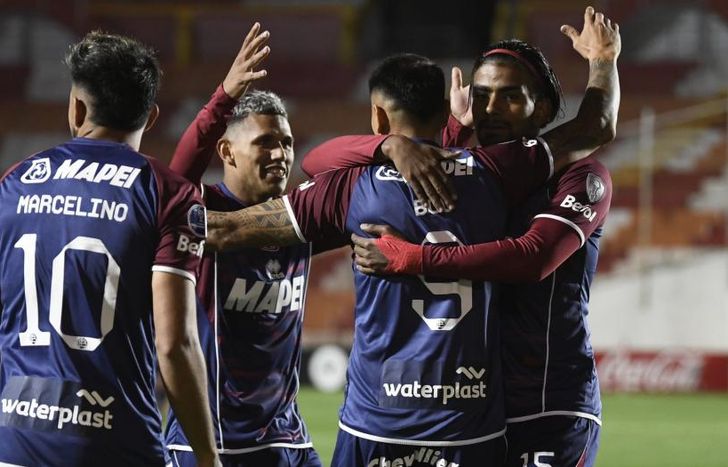 Lanús celebró un valioso triunfo en Perú.