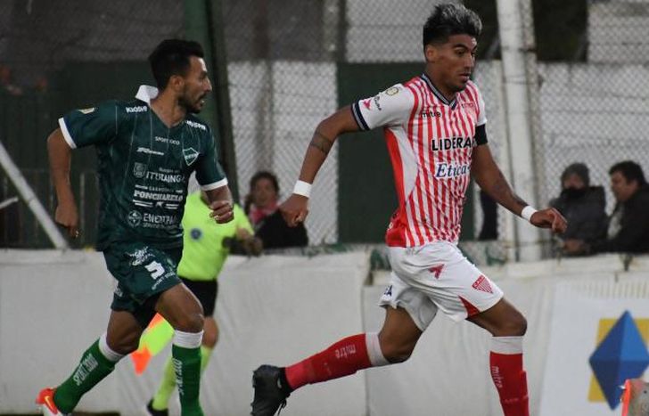 Morán escapa a la marca de un rival.