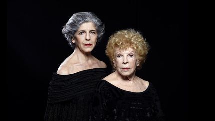 Dos actrices experimentadas suben al escenario banfileño a cantar.