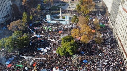 la plaza de mayo, desbordada en apoyo a cristina