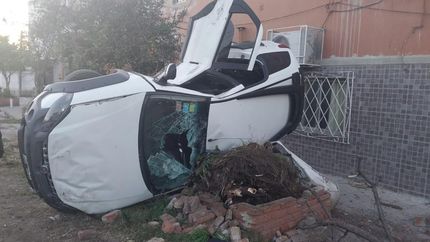 El vehículo de los delincuentes terminó volcado en una vereda.