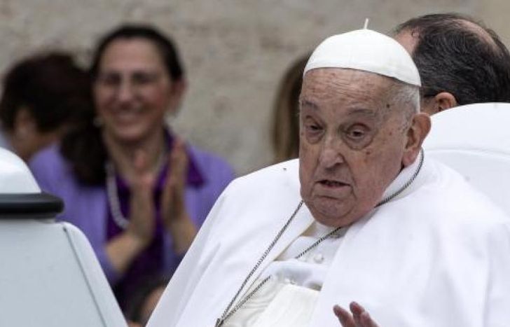 Su última recorrida en el papamóvil este domingo de Pascuas.