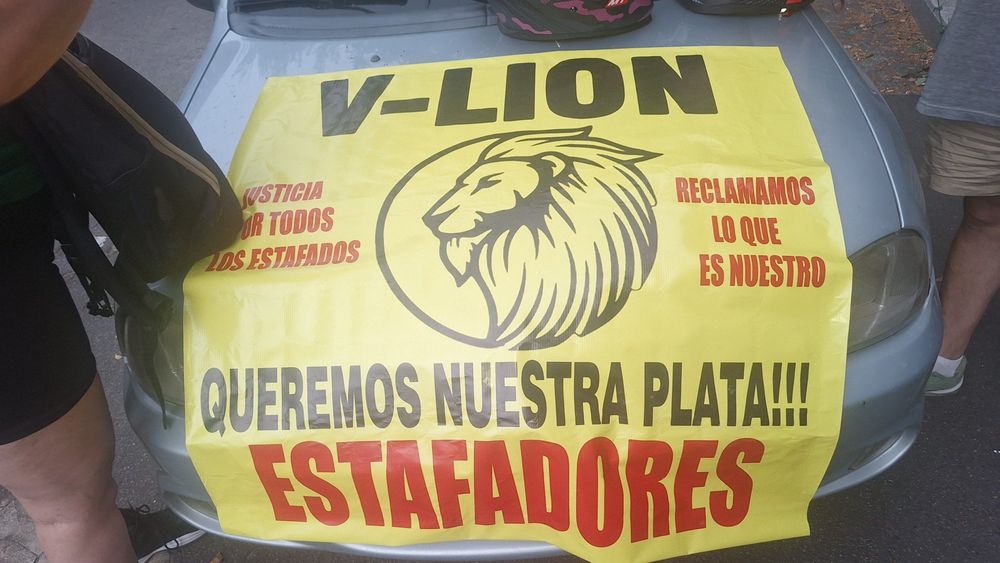 Las víctimas escracharon a la concesionaria días atrás.