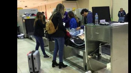 cada equipaje es revisado en el sector de aduana.