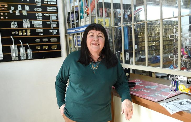 María Teresa cree ser la primera cerrajera del país y mostró su orgullo de progresar en la labor.