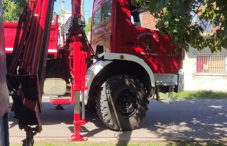 Utilizaron la grúa de los bomberos para poder mover un auto abandonado que estaba arriba de la cámara.