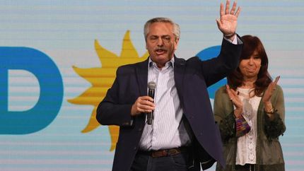 Alberto Fernández, acompañado por Cristina Kirchner.